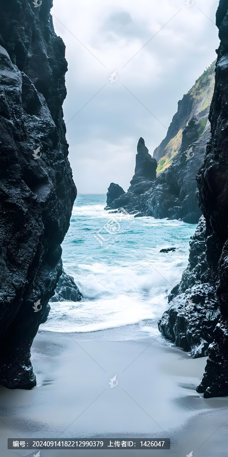 黑色火山巖包圍的沙灘和碧藍(lán)海洋