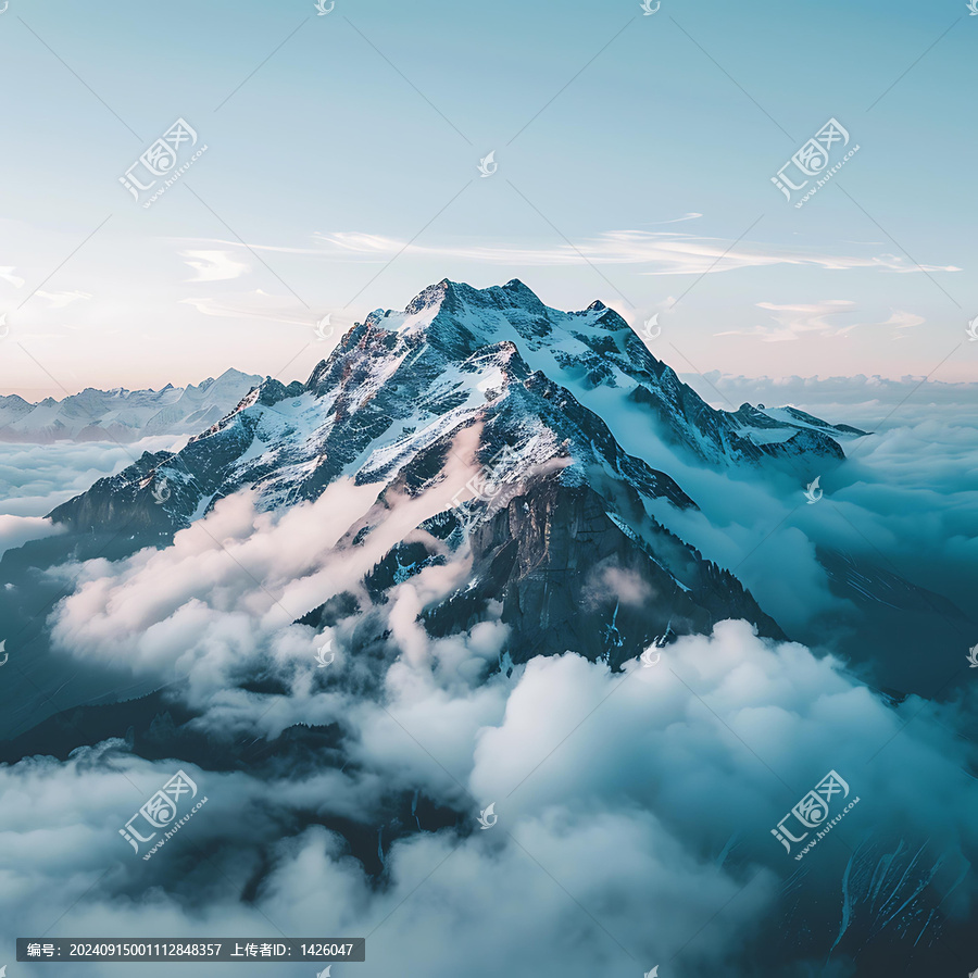 云海之上的雪山峰頂
