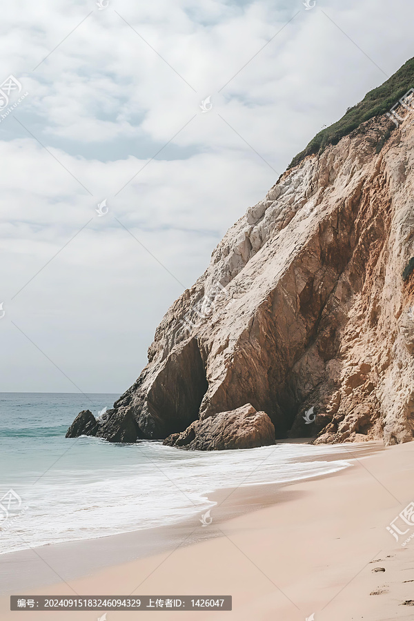 海灘邊的懸崖峭壁和湛藍(lán)的海水