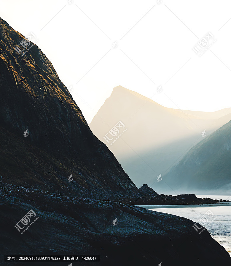 晨曦山峰的霧景