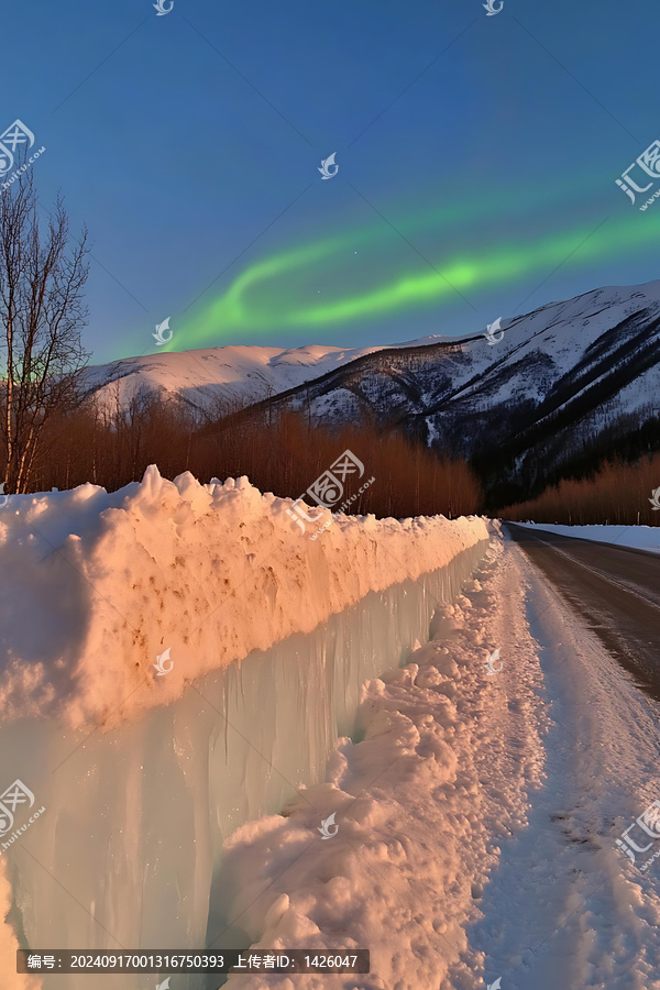 極光映照下的雪山公路