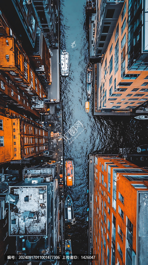 城市運(yùn)河，船只在水面航行