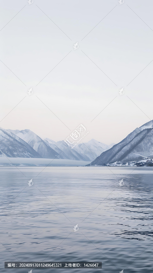 平靜水面上的雪山倒影