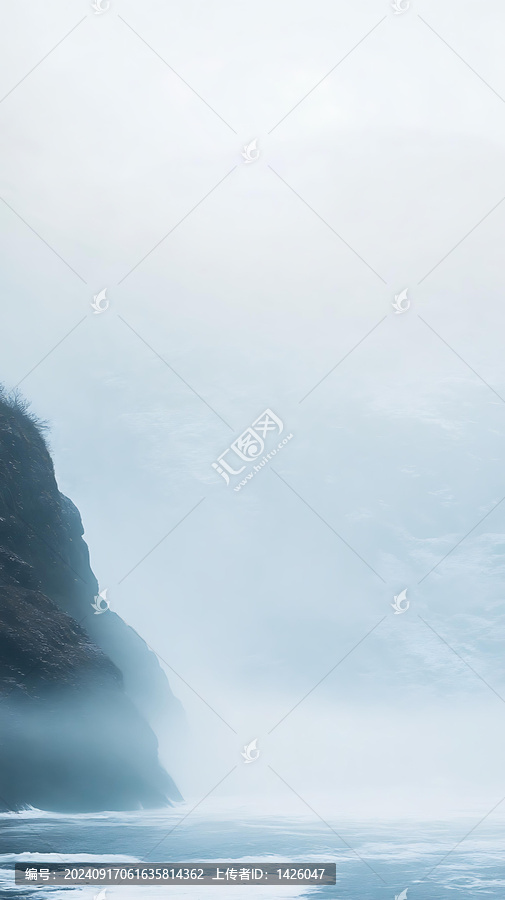 云霧繚繞的海岸線與巖石峭壁