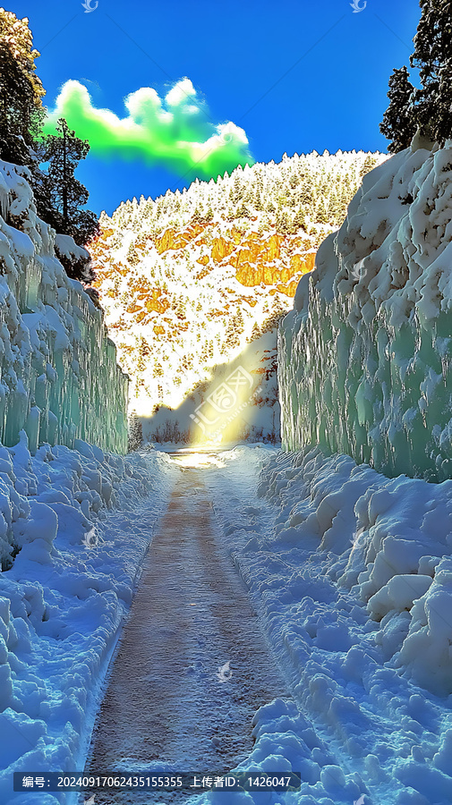 雪山冰瀑間的雪道