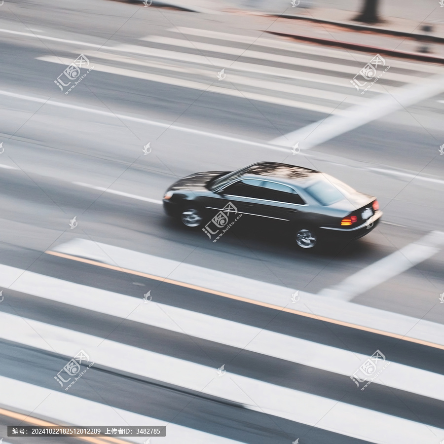 馬路飛馳的車