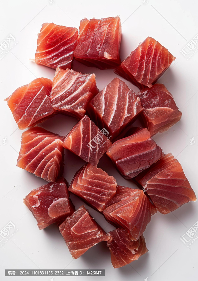 切成丁的生金槍魚(yú)