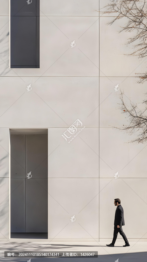 現(xiàn)代建筑前的行人