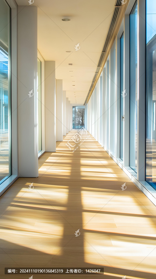 現(xiàn)代建筑走廊玻璃墻透過的陽光