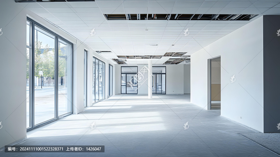 空曠的商業(yè)建筑內(nèi)部帶窗戶