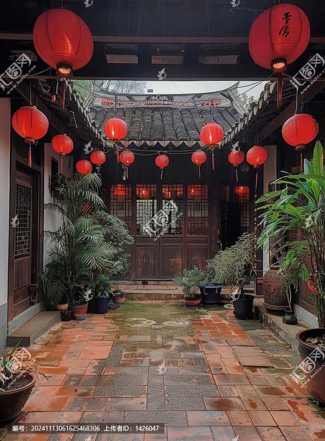 紅燈籠和植物環(huán)繞的庭院