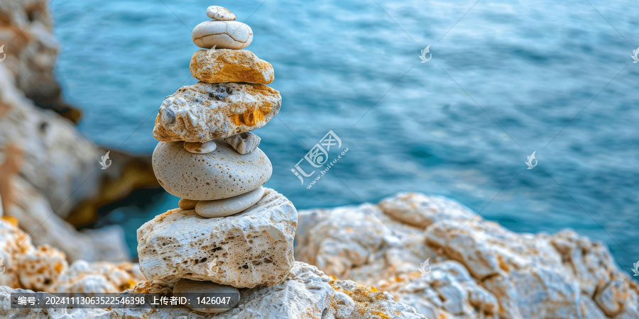在海灘上用石頭堆成的石塔后面是海水