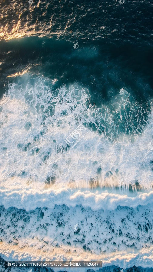 海浪拍岸的航片