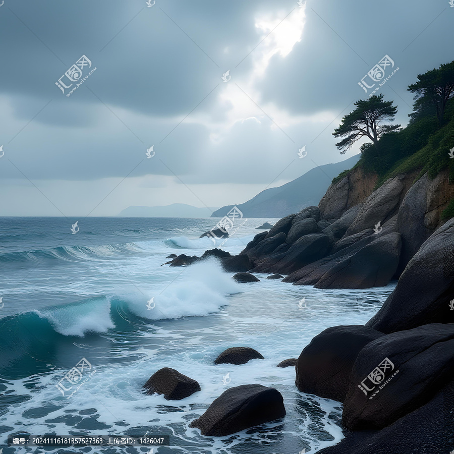 云層密布下的海浪拍打巖石海岸