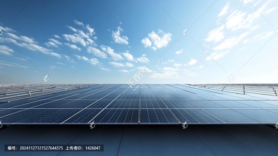 廣闊的太陽(yáng)能板陣列在蔚藍(lán)天空下