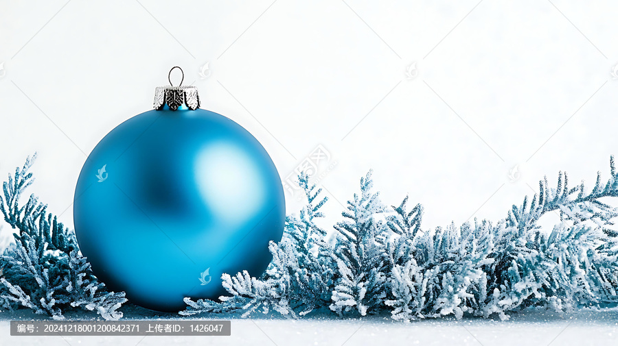 藍色圣誕球與雪景枝葉