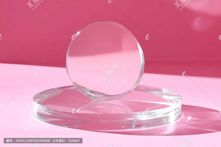 粉色背景上的透明玻璃展示臺(tái)
