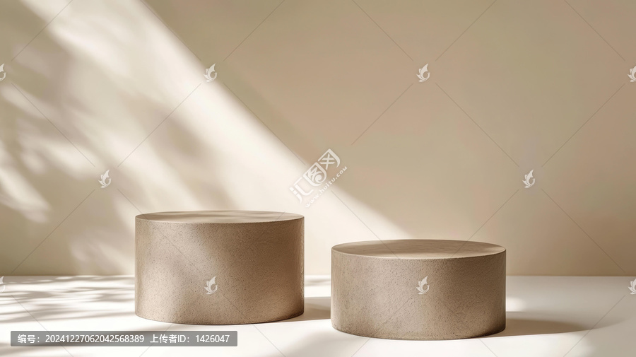 自然光影下的侘寂質(zhì)感展示臺(tái)