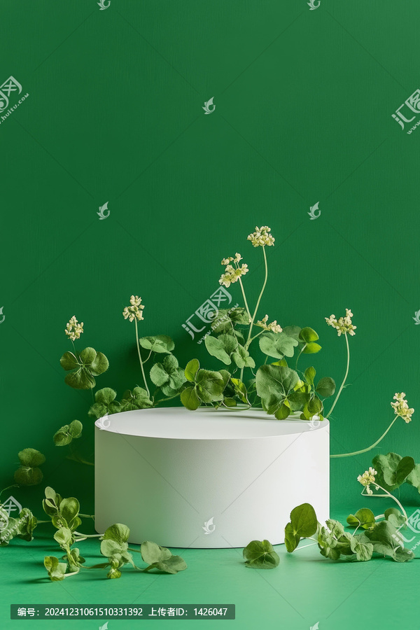 綠色背景下白色圓柱形展示臺