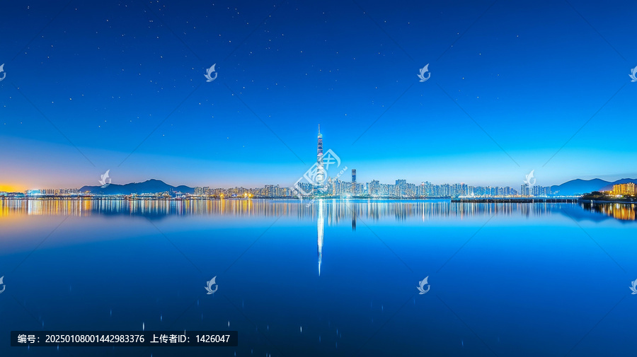 夜幕下的城市天際線倒映在平靜的水面上