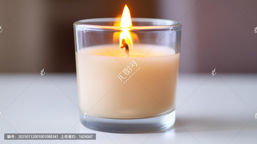 玻璃罐里燃燒的蠟燭