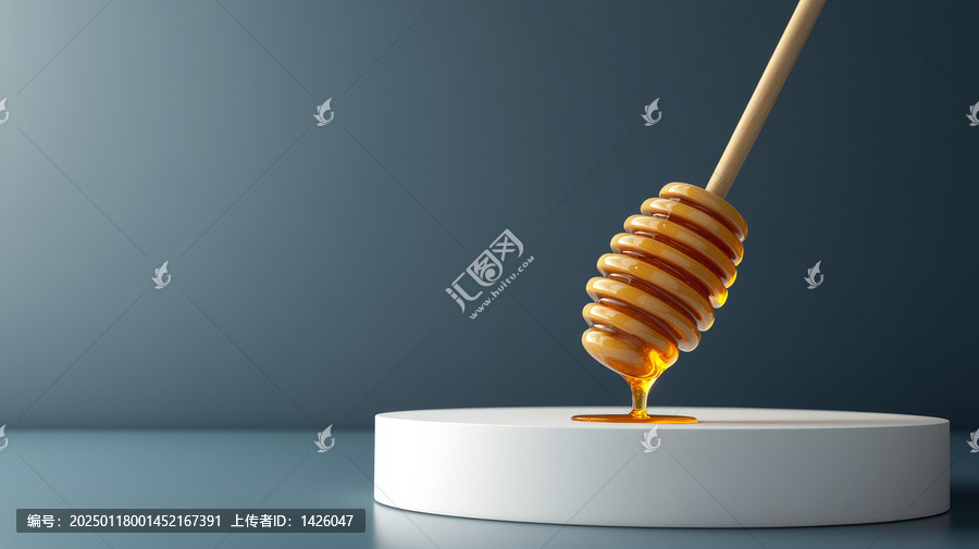 蜂蜜勺擺放在白色圓形展臺(tái)