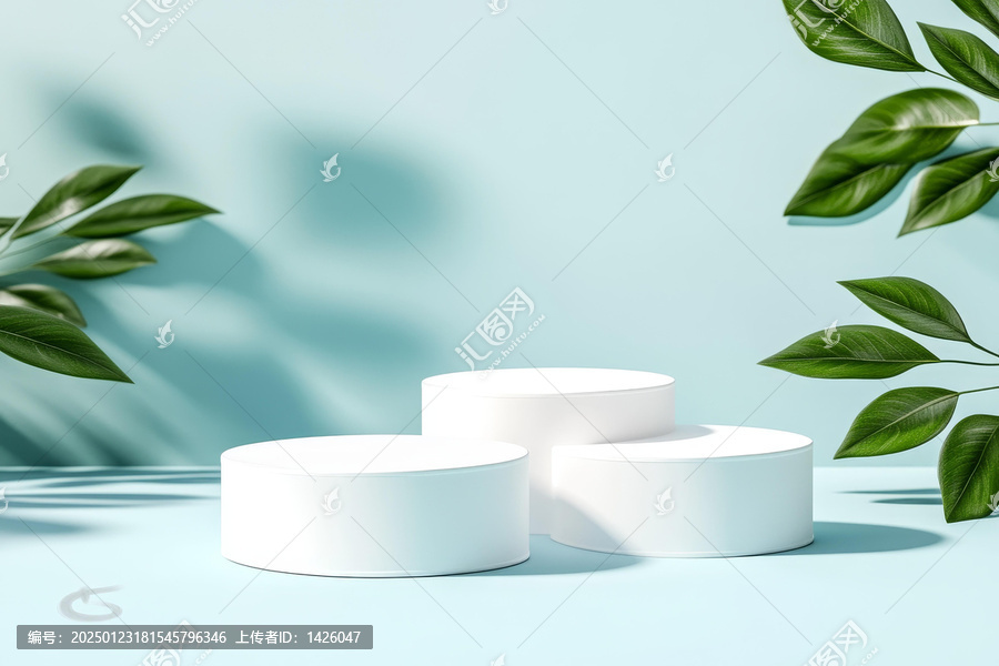 白色圓柱形展示臺與綠色植物背景