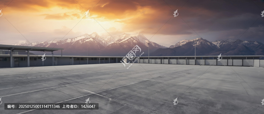 雪山下的空曠屋頂停車場