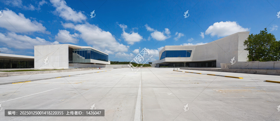 現(xiàn)代建筑群下的晴空廣場(chǎng)