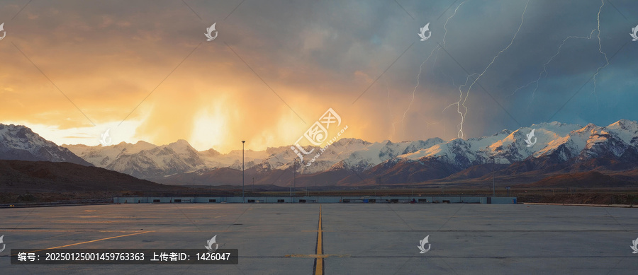 雪山閃電下的夕陽美景