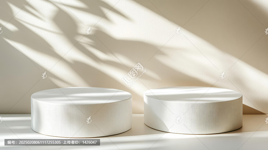 極簡主義白色圓柱展示臺