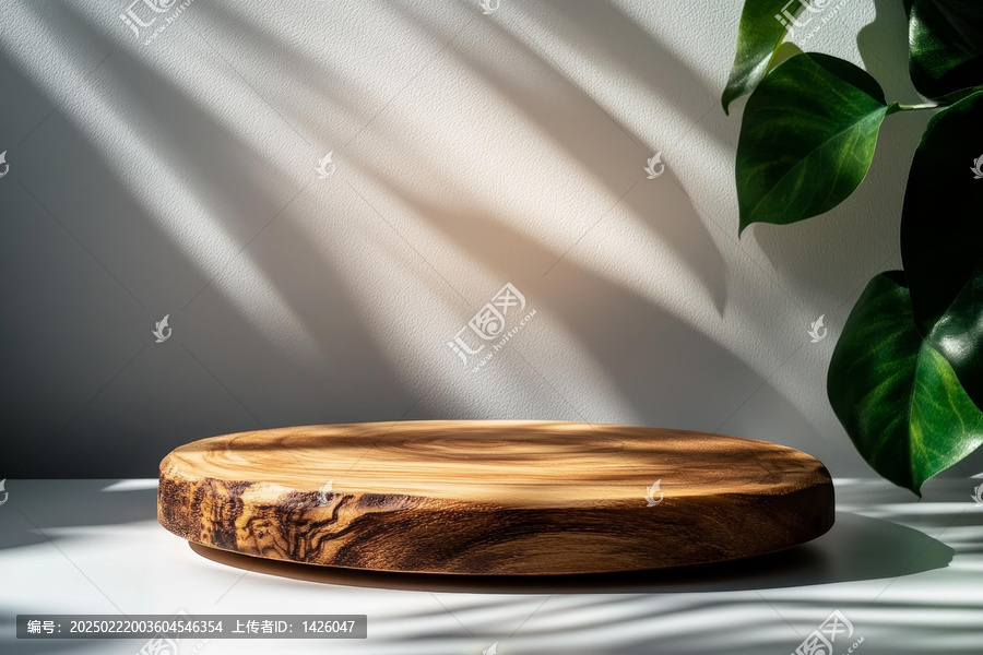 自然光影下的木質(zhì)展示臺