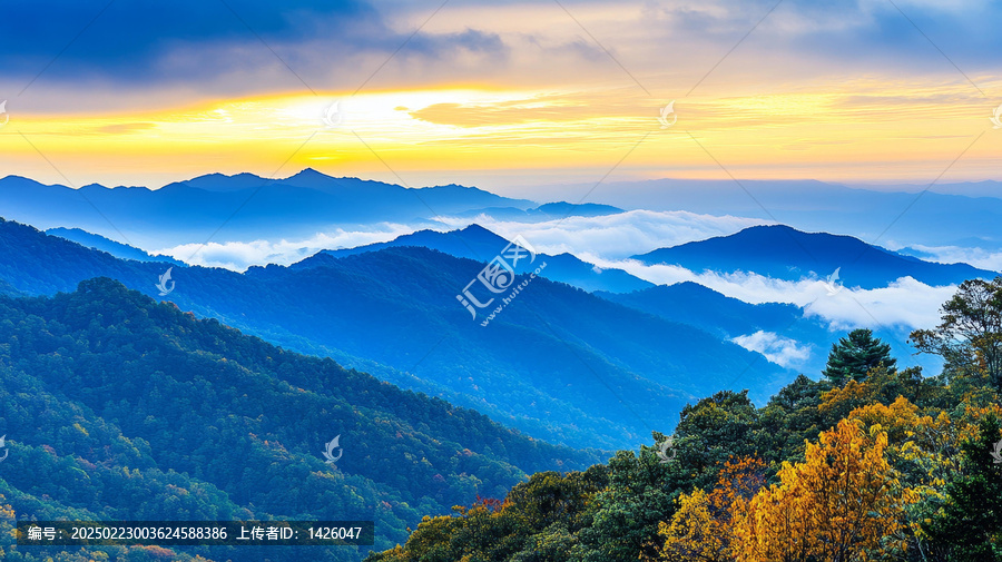 藍(lán)色山脈的日出美景