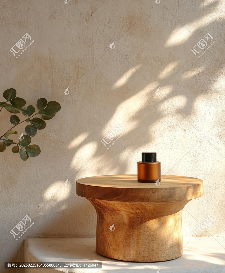 簡(jiǎn)約實(shí)木圓形咖啡桌與香氛瓶