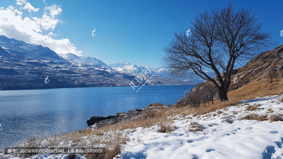 高原湖泊冬景