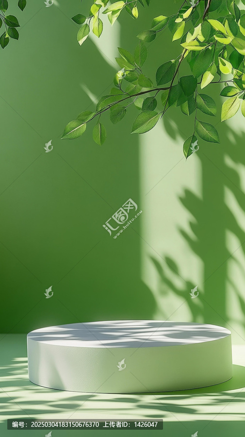 綠色背景光影下的產(chǎn)品展示臺