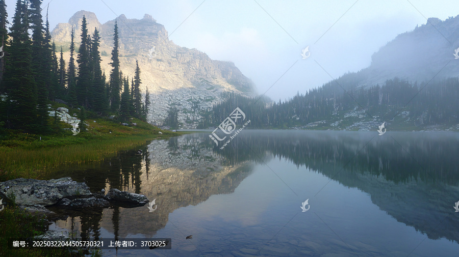 霧繚繞山水風景