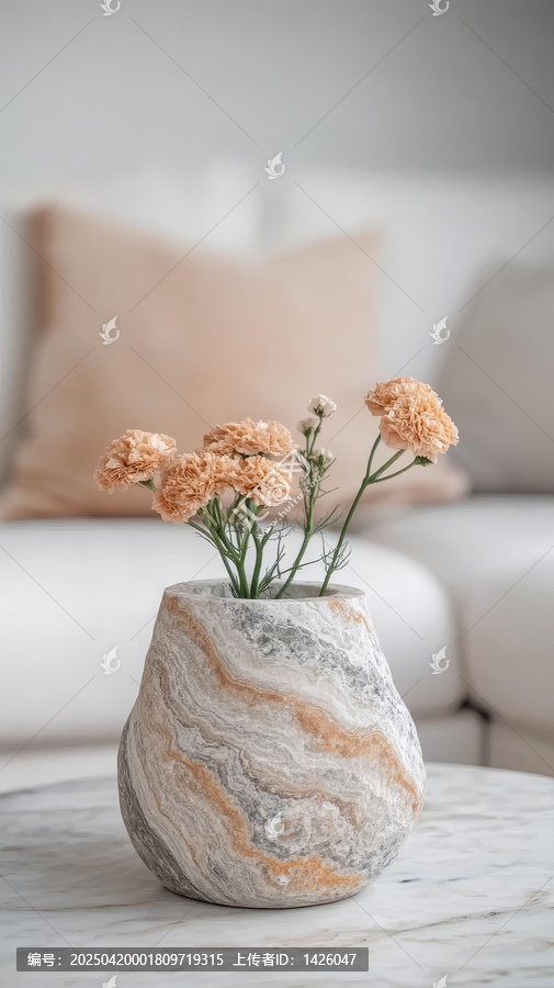 精致花瓶與柔和的桃色花朵