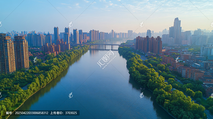 現(xiàn)代化城市中河流與橋梁的壯麗景象