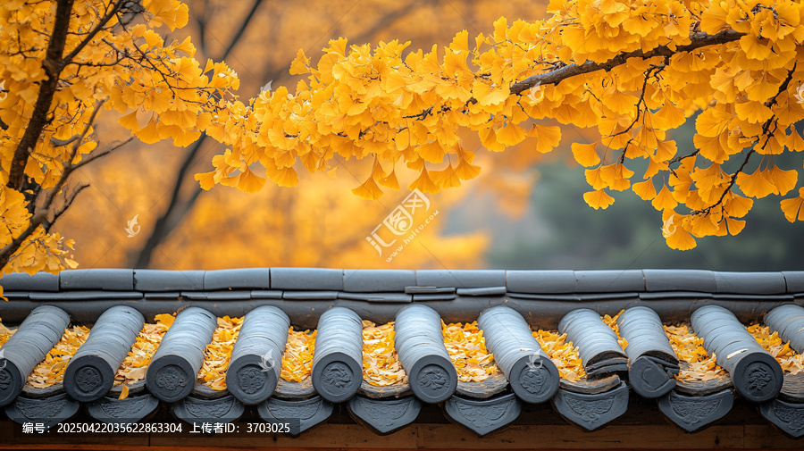 古建筑屋頂上鋪滿金黃銀杏樹葉