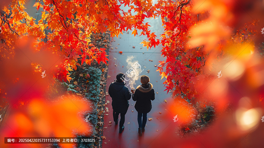 紅道上賞秋葉的兩人