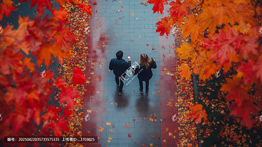 紅道上賞秋葉的兩人