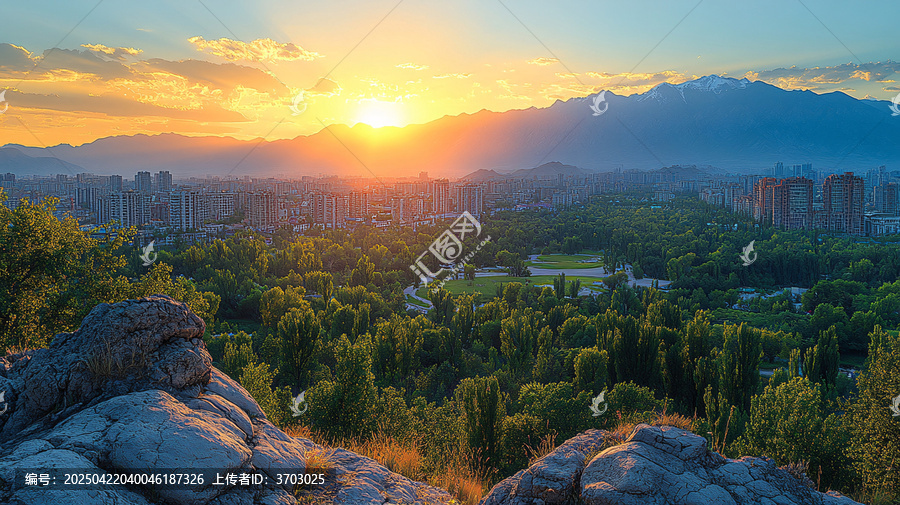 城市中高樓林立背靠雪山的晨曦美景