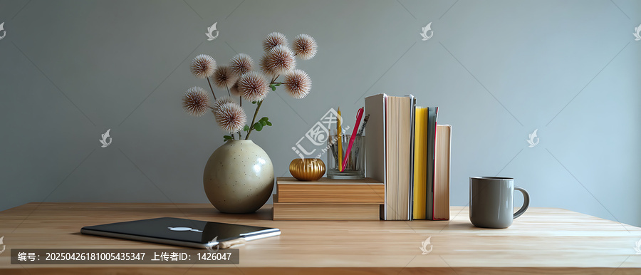 簡潔的書桌與花卉擺設(shè)