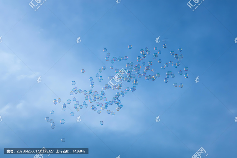 蔚藍(lán)天空中的彩色肥皂泡