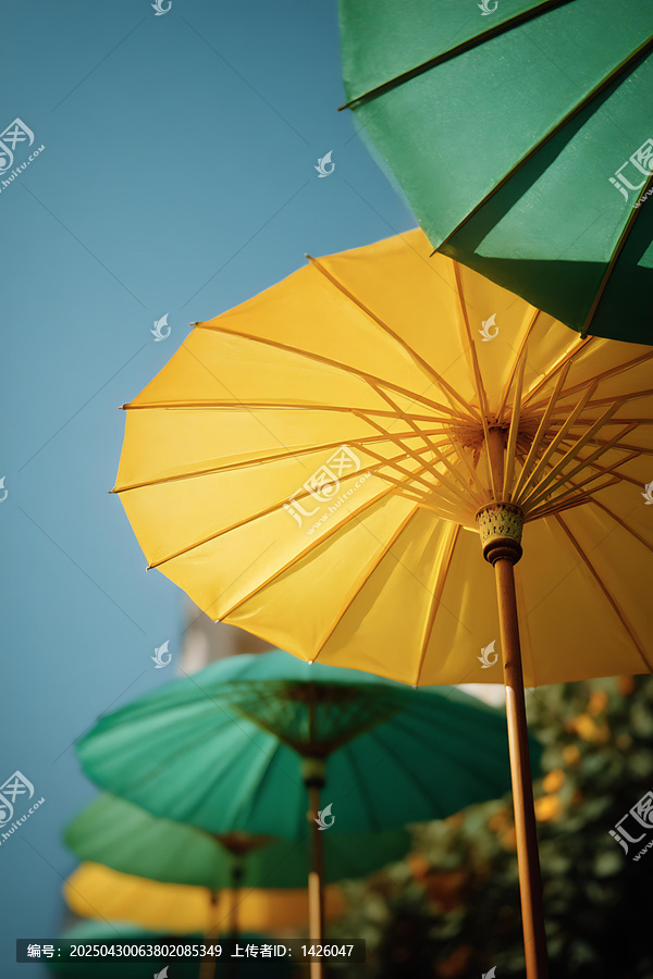 艷麗的彩傘下蔚藍天空