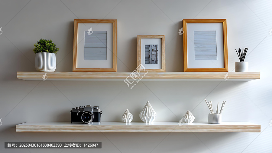 現(xiàn)代木質(zhì)擱板上的裝飾品