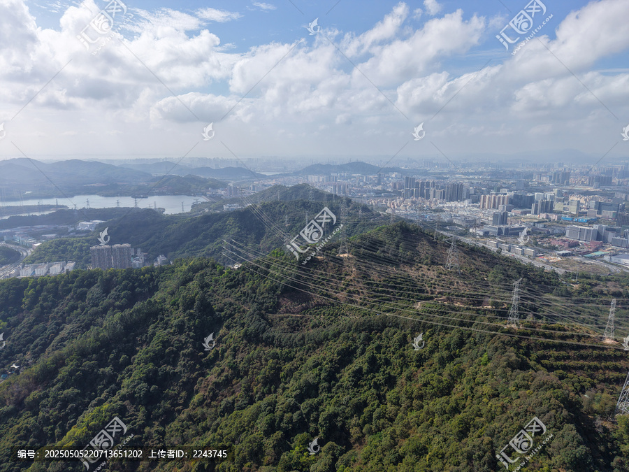 深圳石巖官田山巒城市間的輸電線路景觀