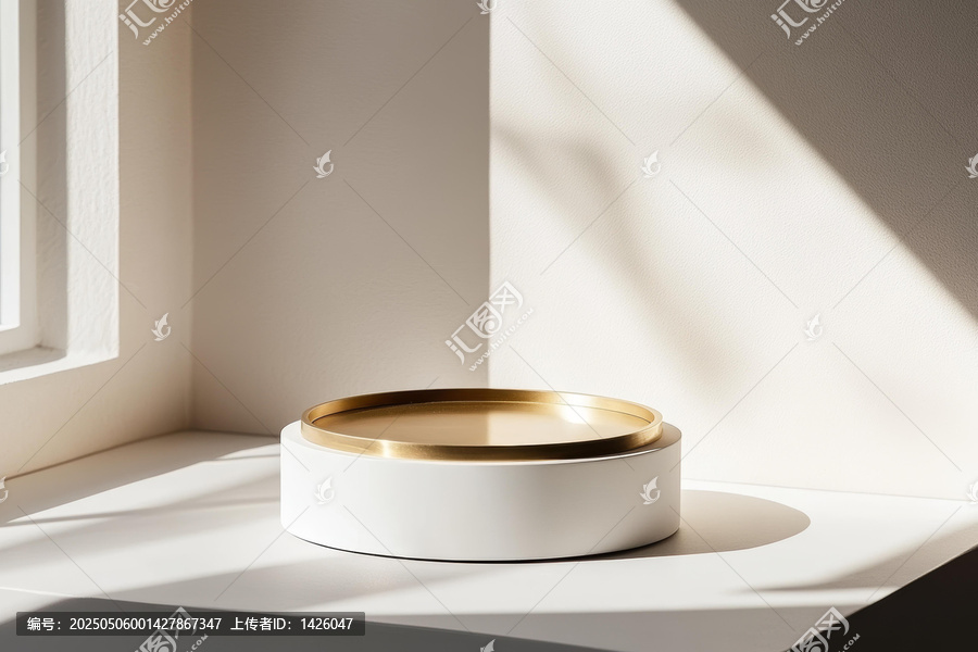 精致的白色金色展示臺