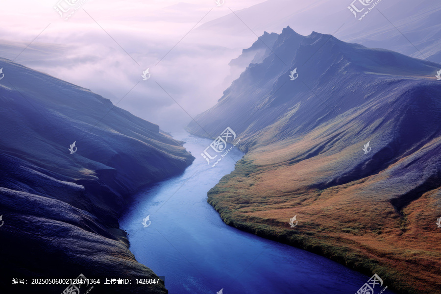 蜿蜒山谷中的藍色河流